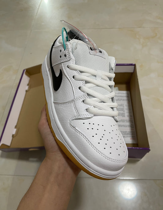 A Nike SB Dunk - White Gum