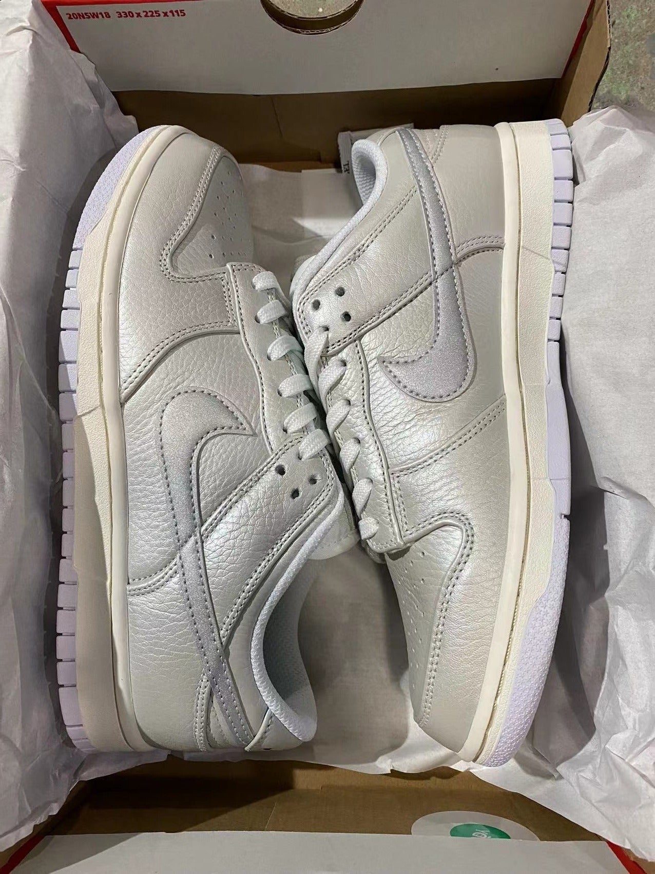 A Nike SB Dunk - Metallic Silver