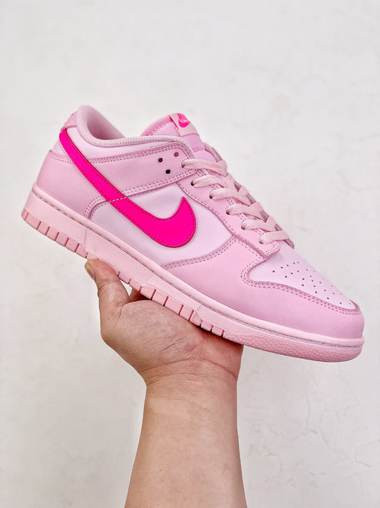 A Nike SB Dunk - Triple Pink