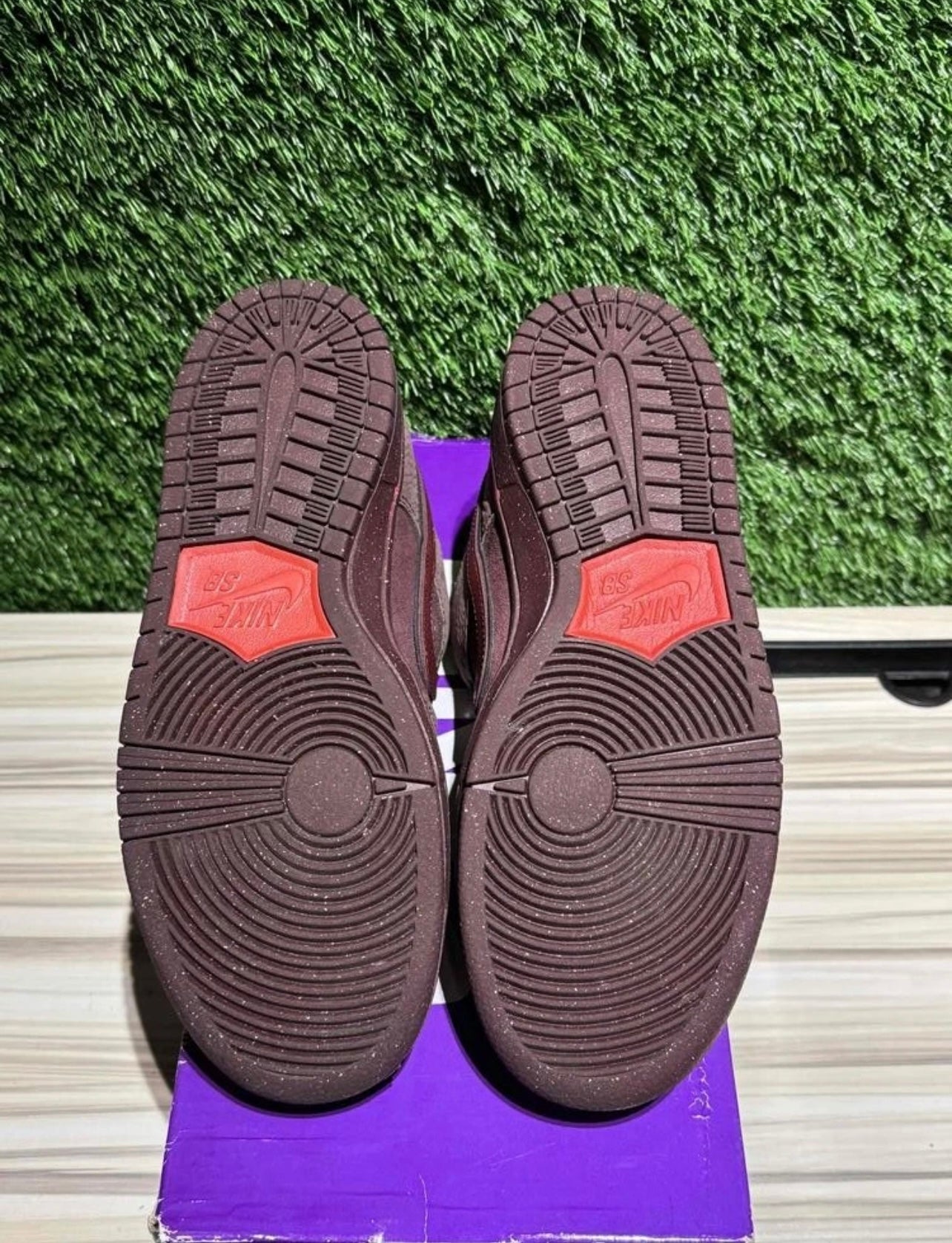 A Nike SB Dunk - City Of Love Burgundy