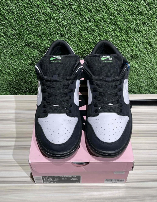 A Nike SB Dunk - Panda Pigeon