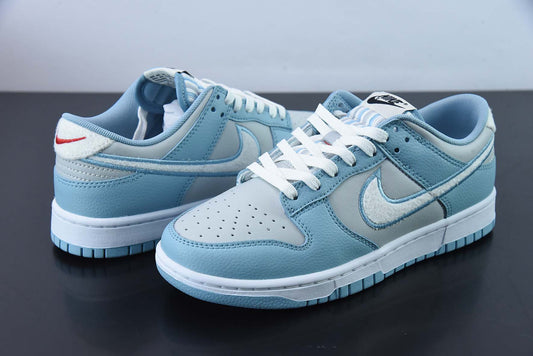 A Nike SB Dunk - Worn Blue