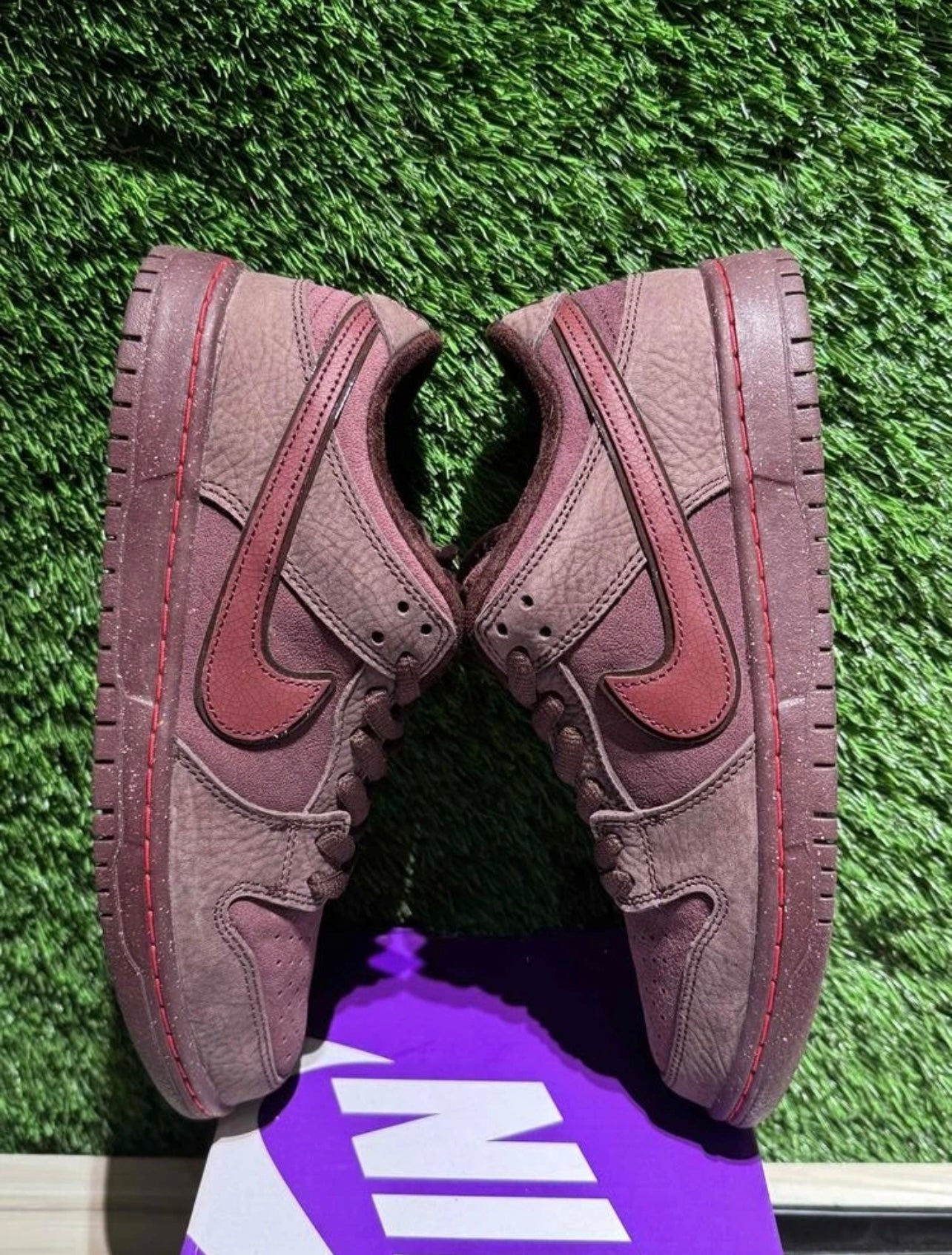 A Nike SB Dunk - City Of Love Burgundy