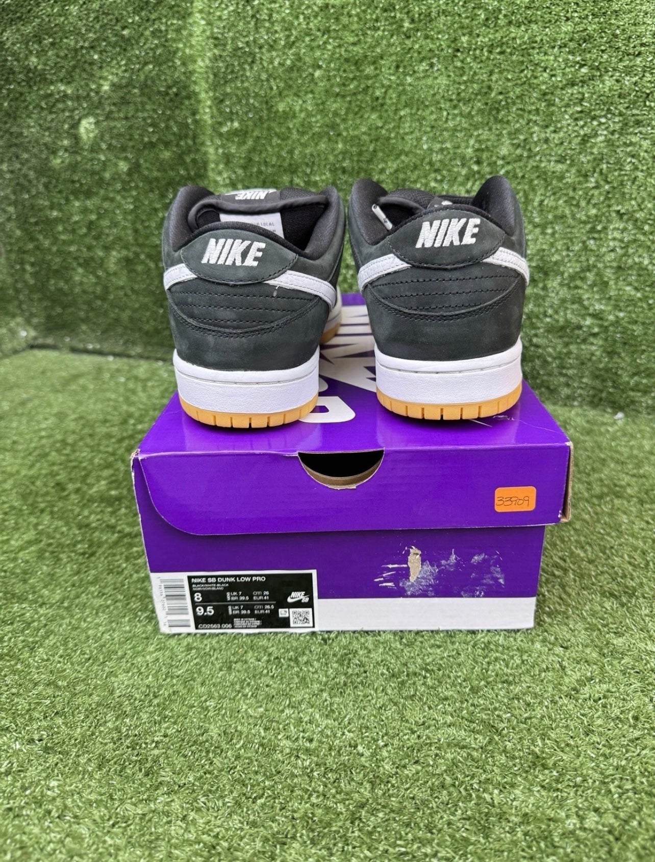 A Nike SB Dunk - Black Gum