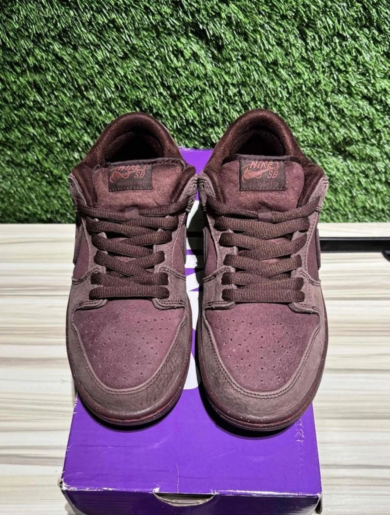A Nike SB Dunk - City Of Love Burgundy