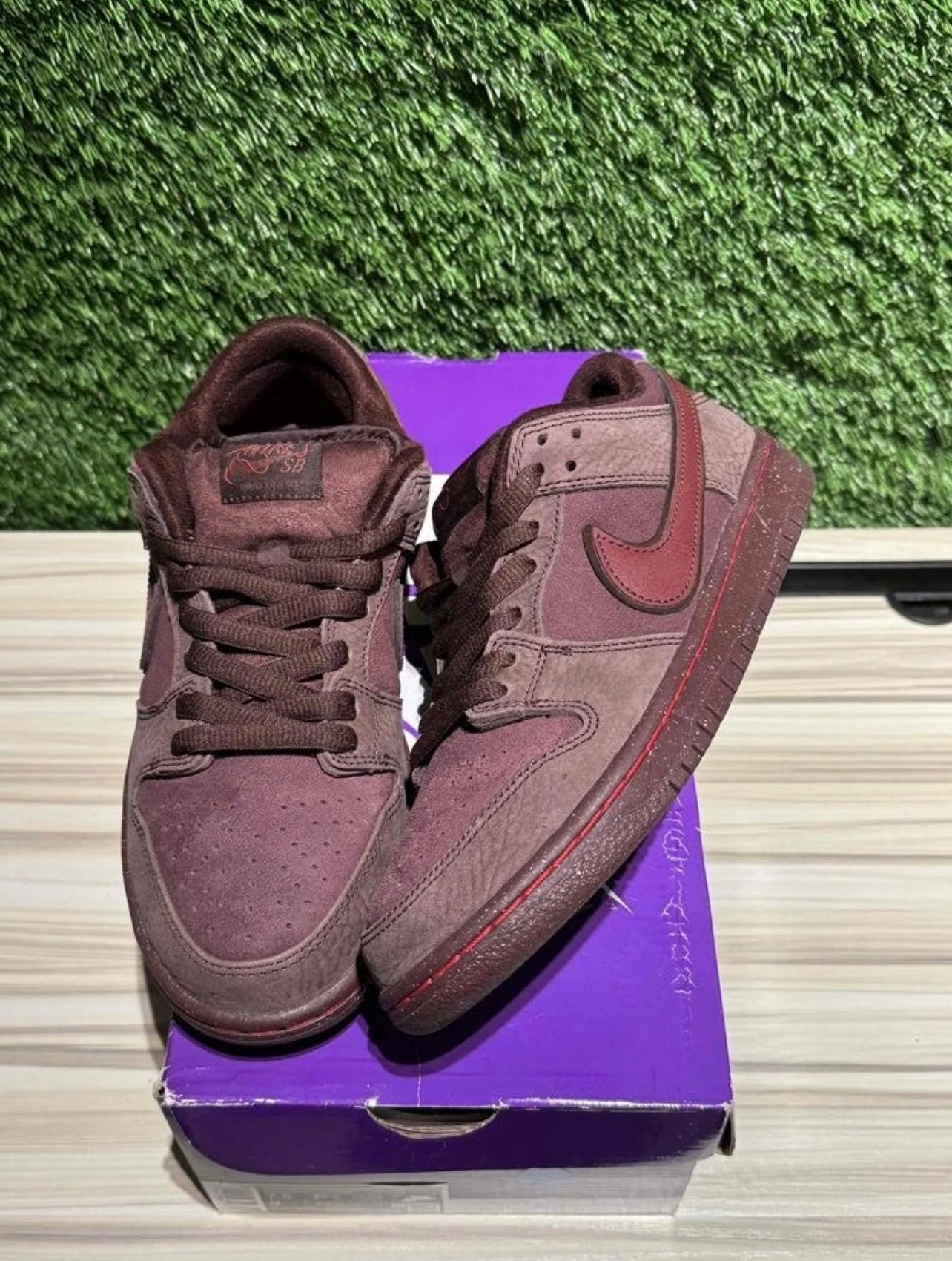 A Nike SB Dunk - City Of Love Burgundy
