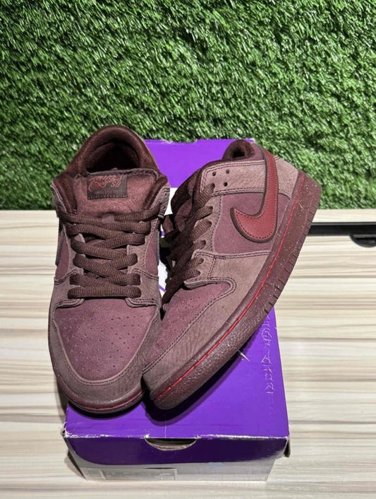 A Nike SB Dunk - City Of Love Burgundy