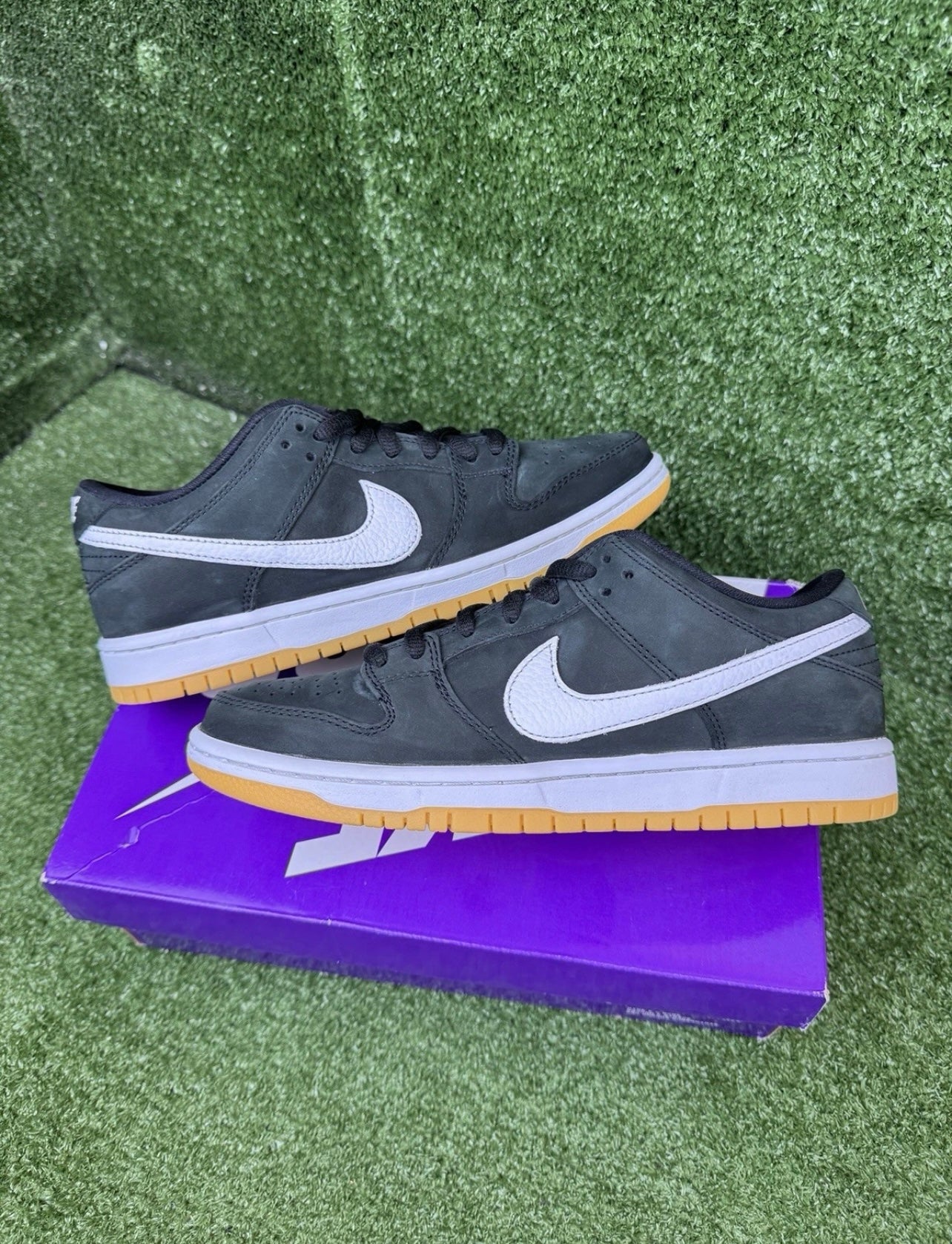 A Nike SB Dunk - Black Gum