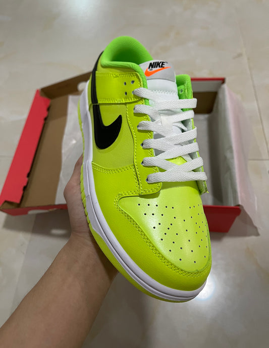 A Nike SB Dunk - Splash Volt Glow