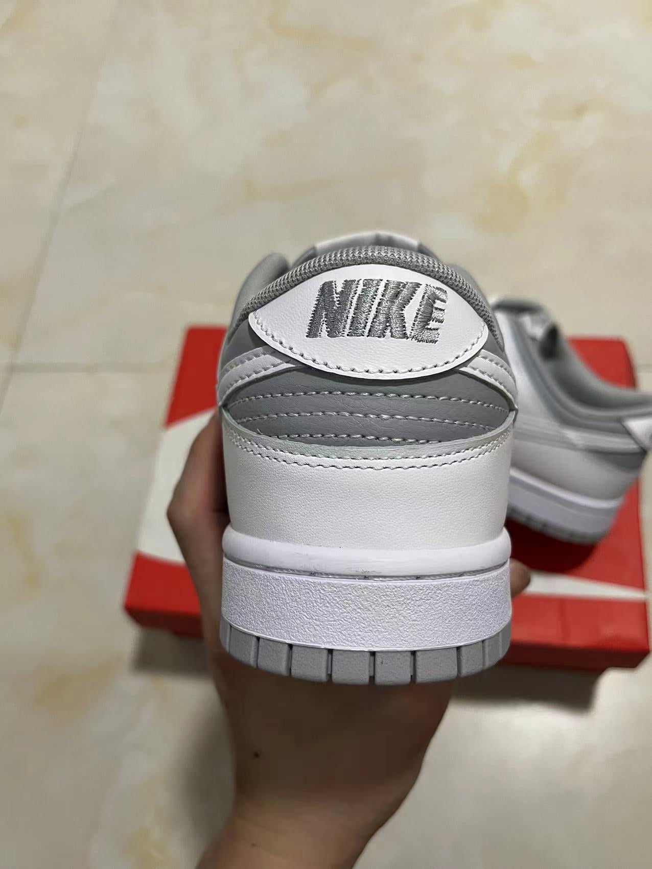 A Nike SB Dunk - Retro Grey White