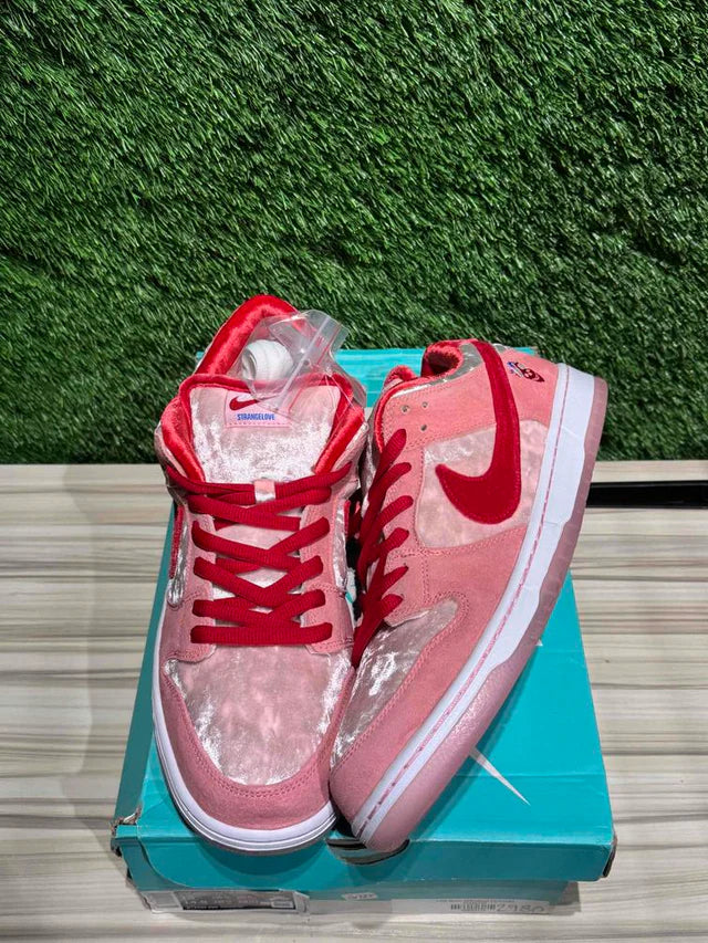 A Nike SB Dunk - Strange Love
