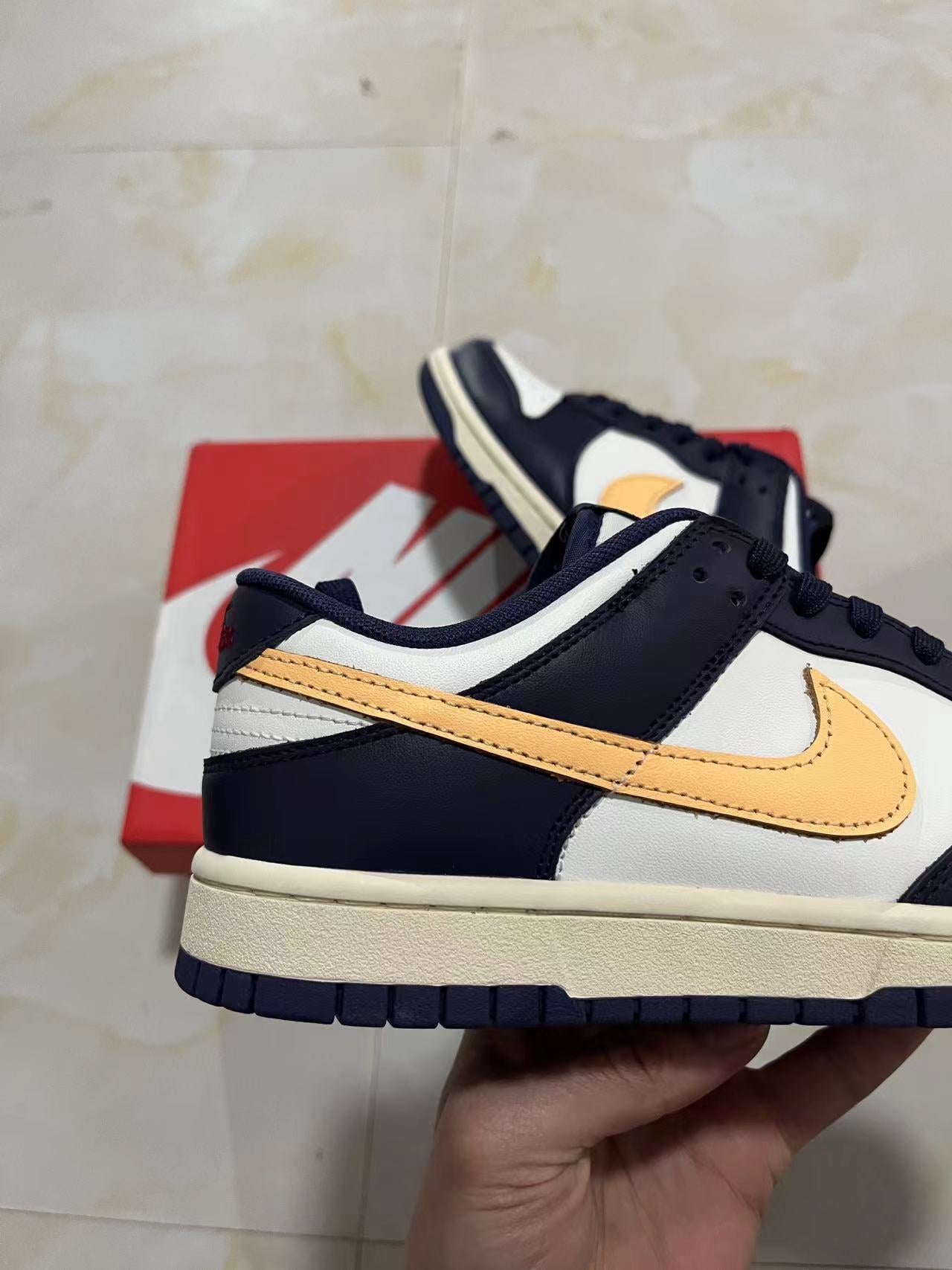 A Nike Sb Dunk - Sail/Melon Coconut Milk