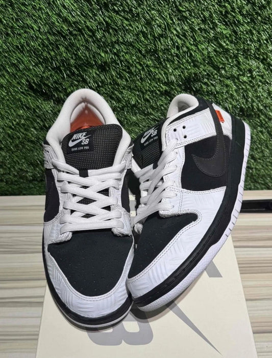 A Nike SB Dunk - Tight Boot White