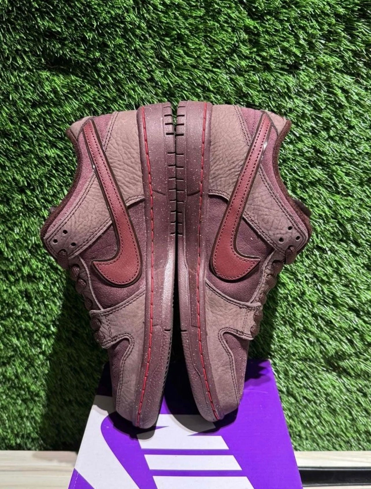 A Nike SB Dunk - City Of Love Burgundy