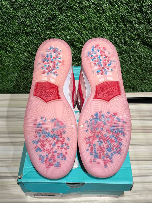 A Nike SB Dunk - Strange Love